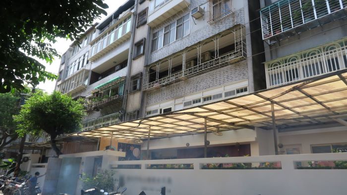 《圖說》新店明德路社區增設電梯前。〈城鄉局提供〉