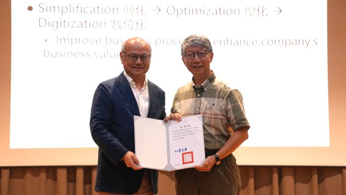 《圖說》龍華科技大學葛自祥校長致贈感謝狀，感謝楊光磊博士蒞校分享產業研發與人才培育的寶貴經驗。（龍華科大提供）