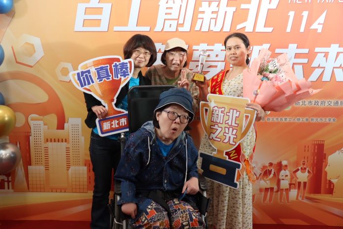 《圖說》印尼籍模範移工獲獎者雅妮(右一）與雇主與被看護者合照。〈勞工局提供〉