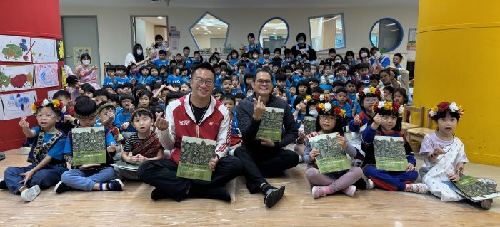 《圖說》族語繪本分享會大合照，左原民局主秘書吳國譽，右市議員蘇錦雄。〈原民局提供〉