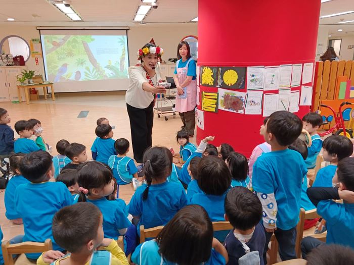 《圖說》族語繪本分享會中，孩子們專心聽故事。〈原民局提供〉