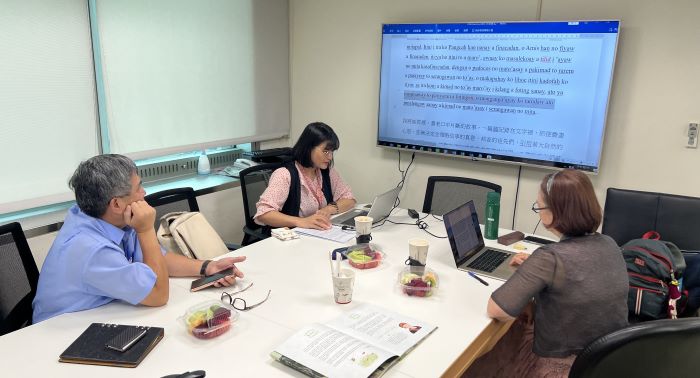 《圖說》製作團隊從第一頁開始討論每一頁所翻譯的內容及族語使用之適切性。由右至左：譯者Ohay‧Sewana（歐嗨‧思娃娜）、校對者阿索‧該拿、校對者柯清水。〈原民局提供〉