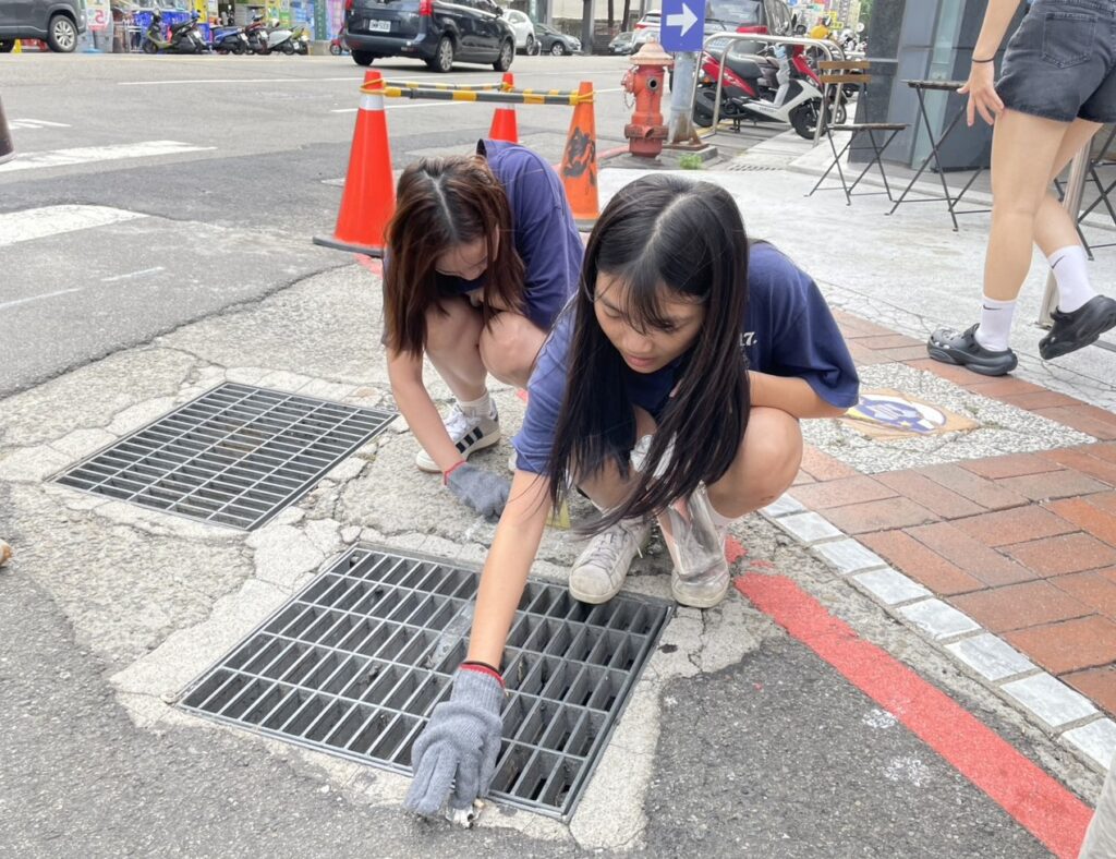 「煙蒂不落地」淨街   中市環保局攜中教大師生45分鐘撿拾4,480根煙蒂