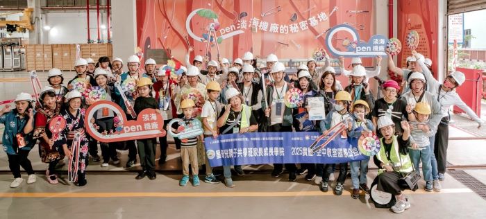 《圖說》台灣星奇兒創藝協會辦理家長成長學院成果發表暨體驗活動，帶領小朋友暢遊淡海輕軌，並進入維修廠參訪。〈社會局提供〉