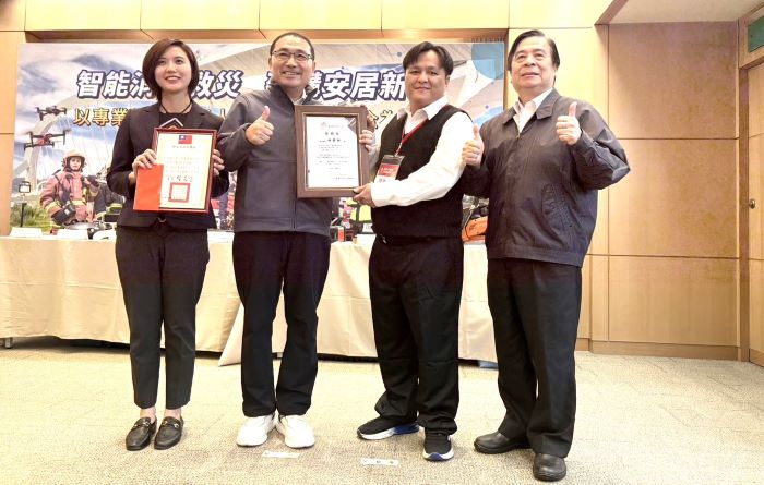 這一抱撼動人心    新北表揚暖心駕駛林榮新