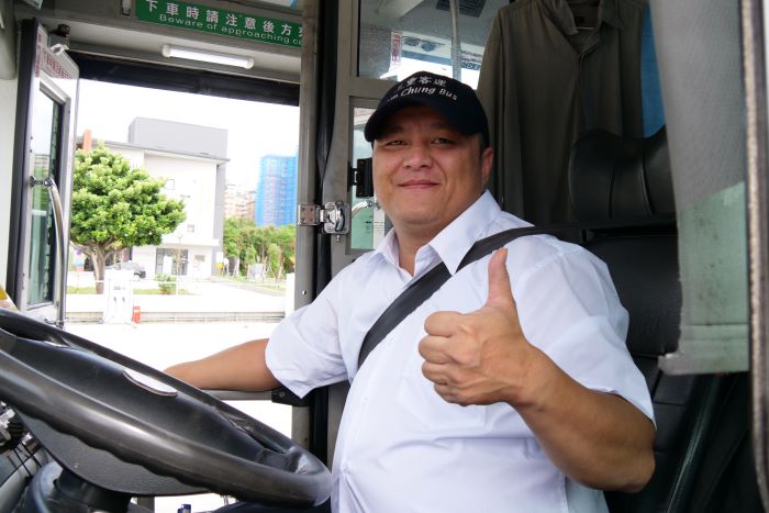 《圖說》林榮新的暖心舉動，不僅體現「以人為本」的公共運輸精神，更讓城市裡多了一份溫度。〈交通局提供〉