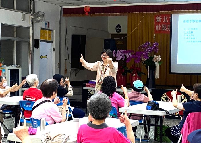 《圖說》張月玲進入在地社區向長者推廣家庭教育。〈教育局提供〉