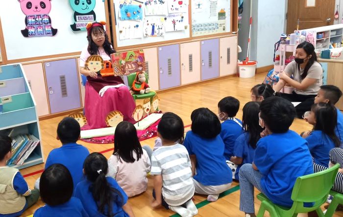 《圖說》張雯娟志工入班利用繪本推廣家庭教育。〈教育局提供〉
