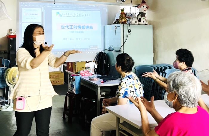 《圖說》胡文菁進行代間教育促進世代交流。〈教育局提供〉