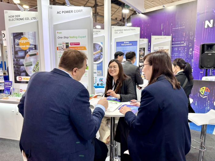 《圖說》今年度參加「德國漢諾威工業展｣，與眾多國際買家與參展企業交流洽商。〈經發局提供〉