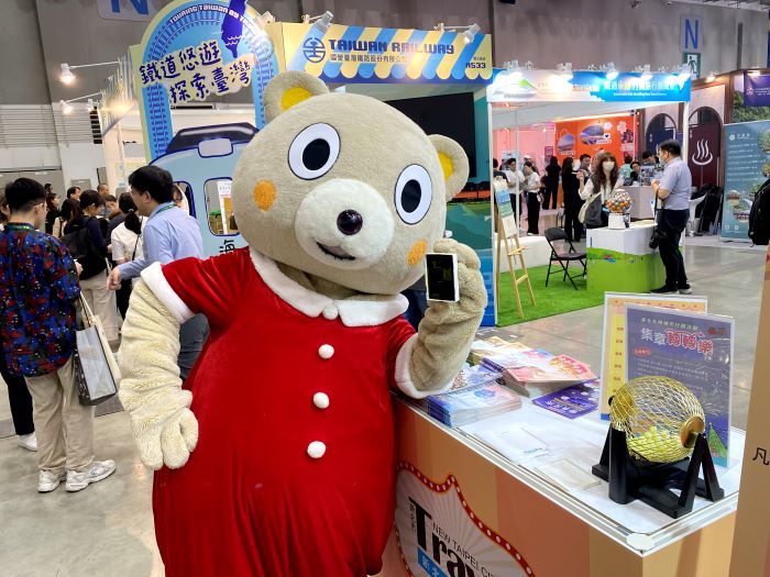 《圖說》新北觀旅局吉祥物「小客」不定時現身旅展，每日下午2點還有集結國內外超人氣吉祥物大遊行與各國精采文化表演。〈觀旅局提供〉