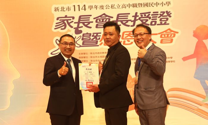 《圖說》三民高中家長會長王羽傑則以技職專長免費清洗校園冷氣、分享職涯經驗，鼓勵孩子「技。〈教育局提供〉