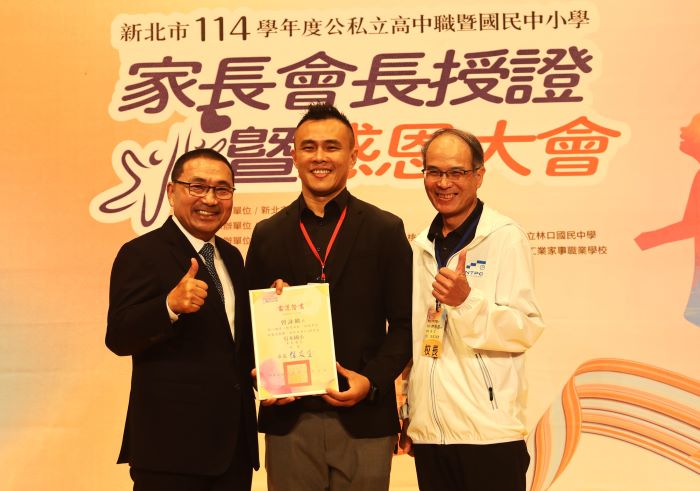 《圖說》有木國小家長會長曾詠麟勇奪壺鈴世界錦標賽6金1銀後仍返鄉陪練體能，傳達「出身有限、。〈教育局提供〉