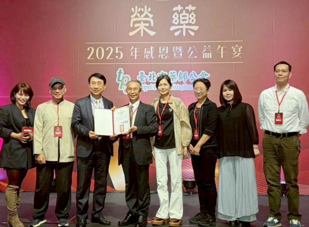 03%E8%94%A3%E8%90%AC%E5%AE%89%E5%B8%82%E9%95%B7%E9%80%81%E3%80%8C%E6%A6%AE%E8%97%A5%E3%80%8D%E5%A2%A8%E5%AF%B6%E4%BA%88%E8%87%BA%E5%8C%97%E8%97%A5%E5%B8%AB%E5%85%AC%E6%9C%83