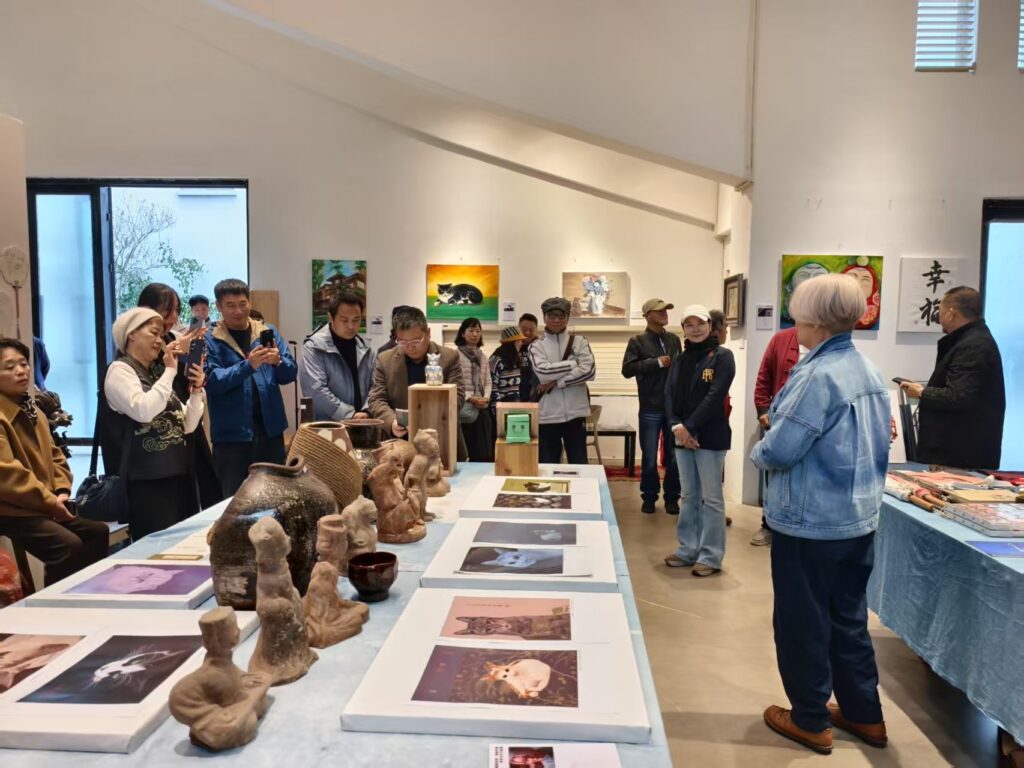 %E9%A6%96%E5%B1%8A%E8%93%89%E5%8F%B0%E8%97%9D%E8%A1%93%E5%AD%A3%E7%AC%AC%E4%B8%80%E6%9C%9F%E3%80%8A%E7%A6%8F%E8%81%9A%E5%85%A9%E5%B2%B8%E3%83%BB%E5%90%8C%E7%B9%AA%E8%8F%AF%E7%AB%A0%E3%80%8B%E4%BA%A4%E6%B5%81%E5%B1%95%E7%9B%9B%E6%B3%81%E3%80%82%E5%9C%96%EF%BC%9A%E5%BB%96%E8%BF%8E%E6%99%B0%E6%8F%90%E4%BE%9B