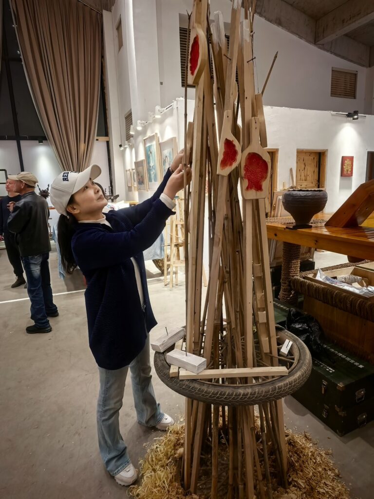 %E5%8F%B0%E7%81%A3%E8%97%9D%E8%A1%93%E5%AE%B6%E5%BB%96%E8%BF%8E%E6%99%B0%E7%9A%84%E8%A3%9D%E7%BD%AE%E4%BD%9C%E5%93%81%E3%80%88%E5%85%B1%E7%AF%89%E5%B9%B8%E7%A6%8F%E3%80%89%E3%80%82%E5%9C%96%EF%BC%9A%E5%BB%96%E8%BF%8E%E6%99%B0%E6%8F%90%E4%BE%9B