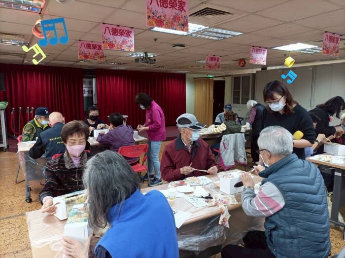 《圖說》八德榮家舉辦「蝶古巴特面紙盒手作活動」住民長輩專注創作。〈八德榮家提供〉