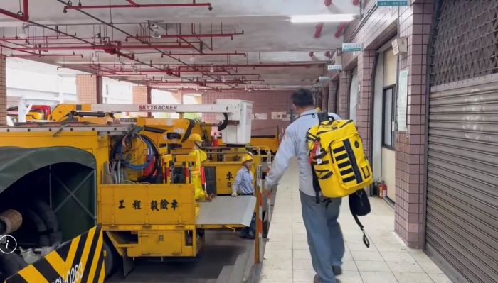 《圖說》台電搶修人員背上皮卡丘配色搶修背包，急投入第一線搶修工作。〈北西區處提供〉