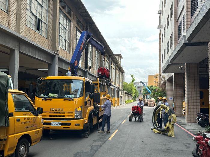 《圖說》出發支援搶修前，台電工程人員忙著備妥搶修器材。〈北西區處提供〉