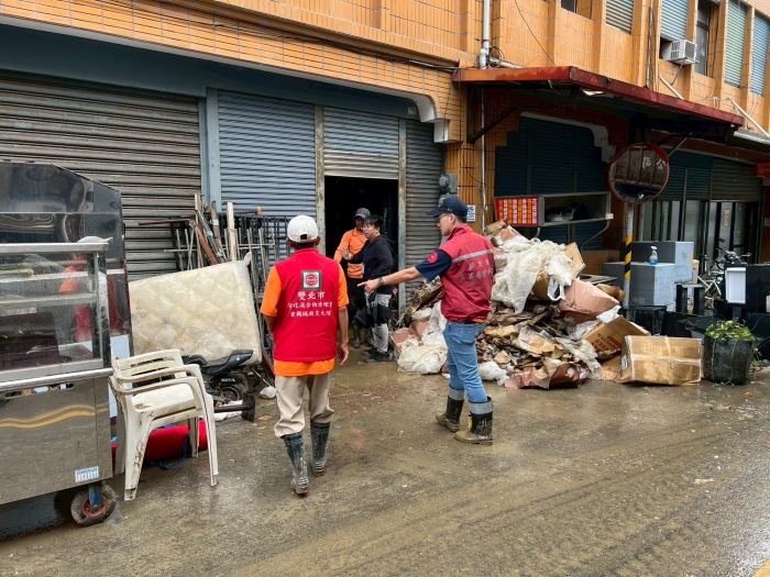 《圖說》新北帶隊官現場與民眾溝通清運作業。〈環保局提供〉