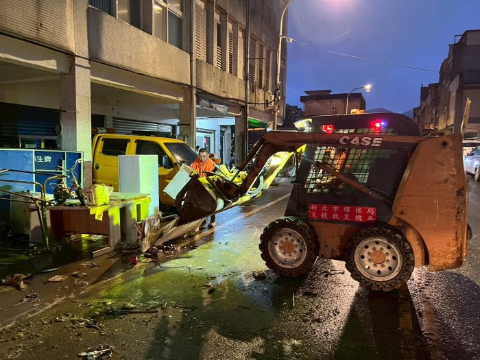 《圖說》夜間持續作業加速恢復市容。〈環保局提供〉