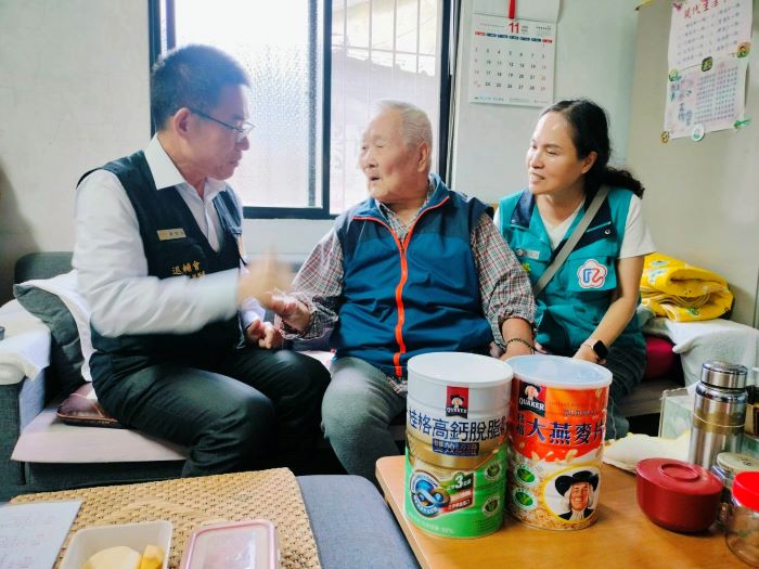 《圖說》氣溫驟降臺北市榮服處關懷高齡榮民眷身體健康，處長黃信仁與王長水伯伯、社區服務組長左冬玲。〈臺北市榮服處提供〉