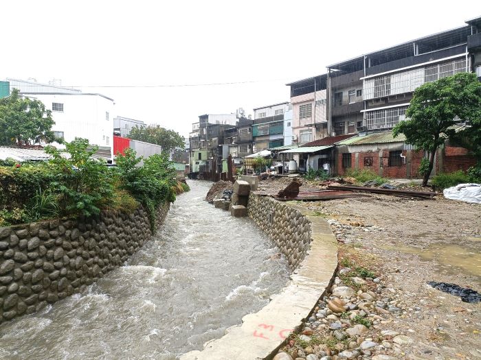 《圖說》東門溪河道改善後成功發揮洪水排放功能，下游不再有淹水情形。〈水利局提供〉