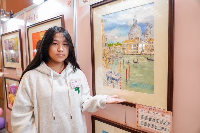 《圖說》來自佳林國中資源班的余湘涵，擅長畫水彩與素描，她憑著一張圖片，彩繪出威尼斯水都風光，題為「平靜」。〈社會局提供〉