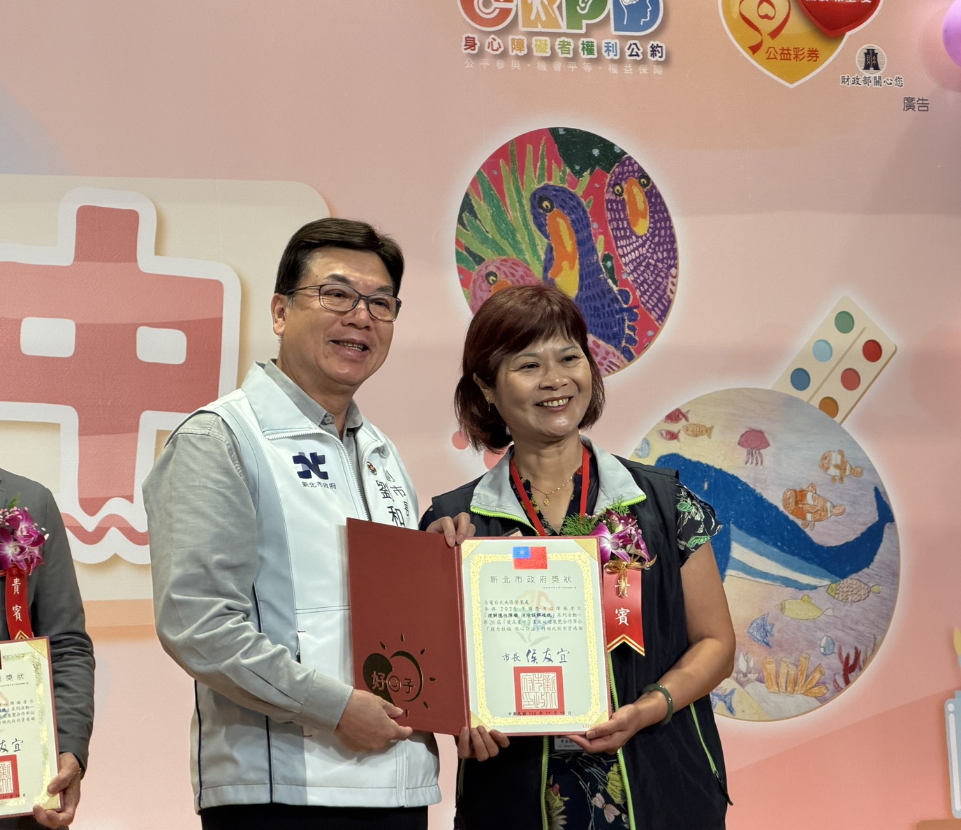 《圖說》新北市副市長劉和然（左）頒發感謝狀予台電北南區處業務副處長李秀碧（右）。〈社會局提供〉