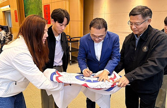 《圖說》侯友宜市長在旗幟上簽名。〈教育局提供〉