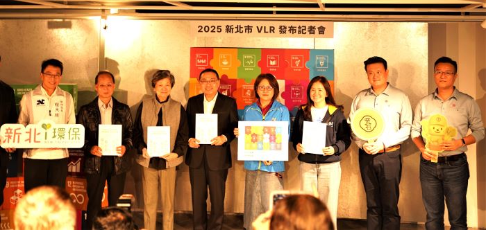 《圖說》市長侯友宜邀集多位永續夥伴共同見證報告成果，左起；環保局長程大維、新北永續會黃銘才委員、新北永續會余範英副主任委員、新店崇光社區大學／新店溪水環境巡守隊江紫茵主任秘書、財團法人看見·齊柏林基金會萬冠麗執行長、黃石開發公司施紹平特助、阮振旗經理。〈環保局提供〉