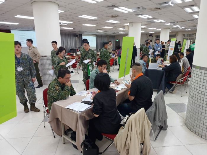 《圖說》屆退官兵手持履歷逐一至各攤位面試，現場洽談情形十分踴躍。〈新北榮服處提供〉