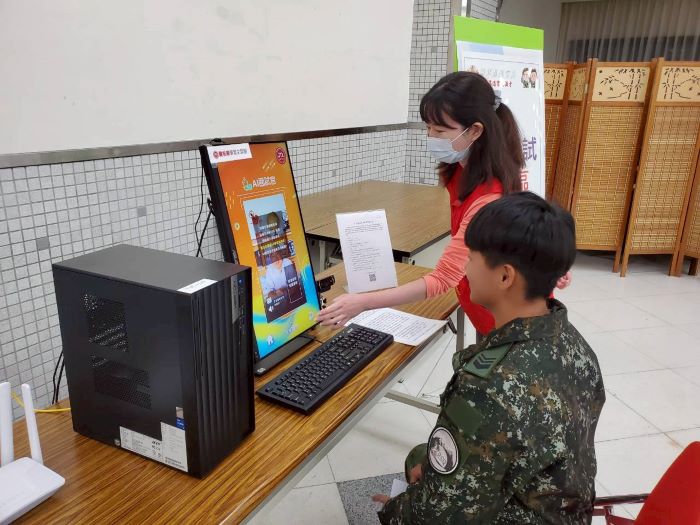 《圖說》屆退官兵使用AI模擬面試設備，幫助官兵練習應對面試題目、提升求職能力。〈新北榮服處提供〉