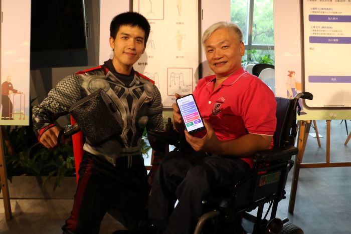 《圖說》社團法人台北市行無礙資源推廣協會總幹事許朝富（右）表示，經他實際測試，發現輔具APP既實用又方便。〈社會局提供〉