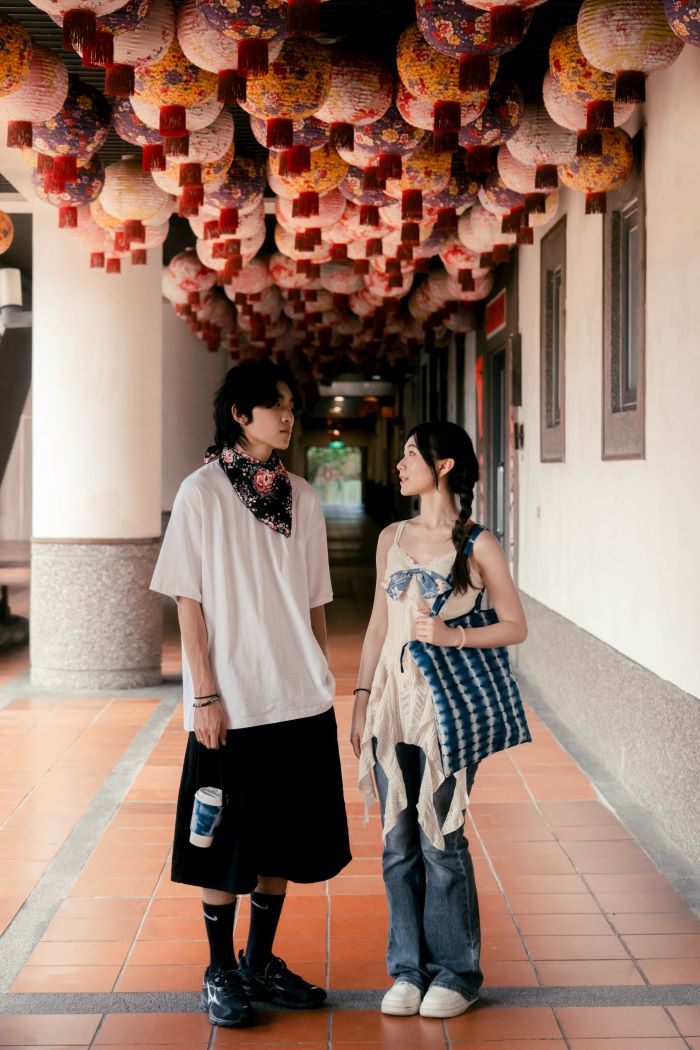 《圖說》《夢中遇見你》在新北市客家文化園區拍攝工作照。從語言、服飾到場景皆融入客家元素。〈客家局提供〉