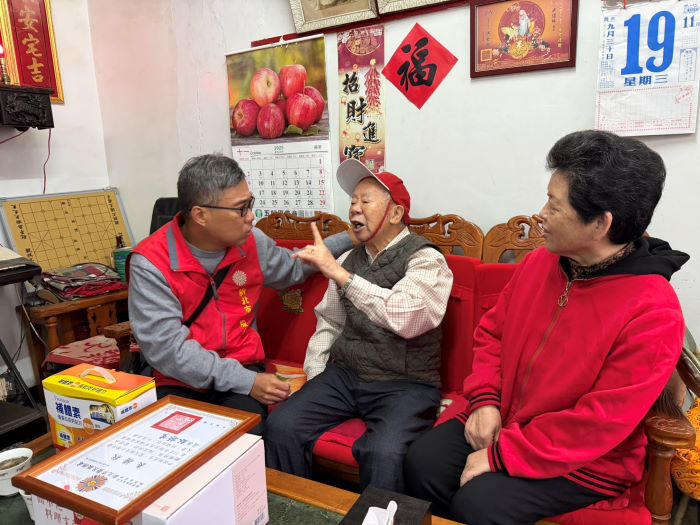 《圖說》李毓錫副處長傾聽尹伯伯生活近況並噓寒問暖，場面溫馨。〈新北榮服處提供〉