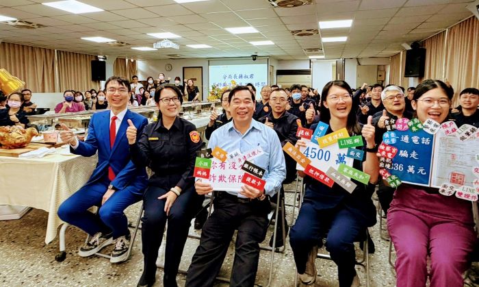 《圖說》永和分局與新北市牙醫師公會共同舉辦反詐騙宣導活動合影。〈永和分局提供〉