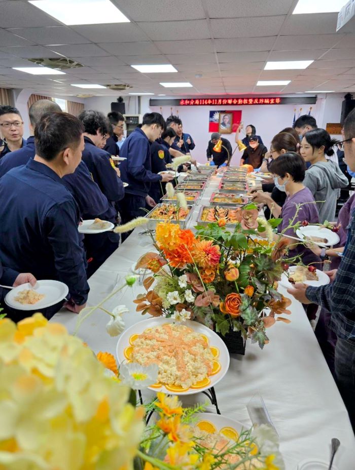 《圖說》牙醫師公會準備感恩節火雞大餐，向長期在第一線守護永和治安的執勤員警表達感謝與慰勞。〈永和分局提供〉