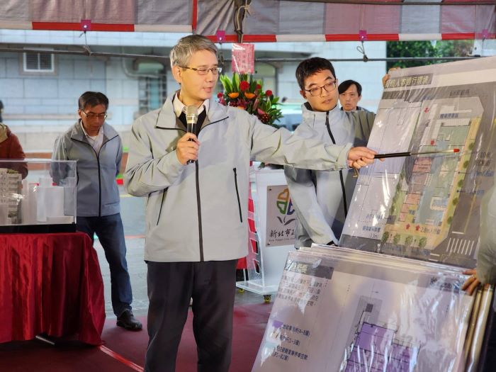 《圖說》新工處長簡必琦(左一)說明瑞芳地政事務所暨衛生所聯合辦公廳舍工程的規劃。〈工務局提供〉