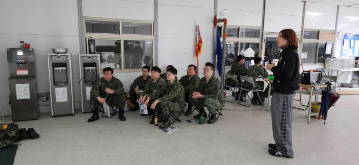 《圖說》就業站同仁於保長坑訓練中心為教育召集人員說明就學就業及職訓權益。〈基隆榮服處提供〉