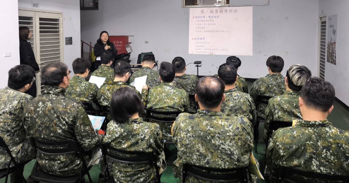 《圖說》就業站同仁於仙洞營區為教育召集人員說明就學就業及職訓權益。〈基隆榮服處提供〉