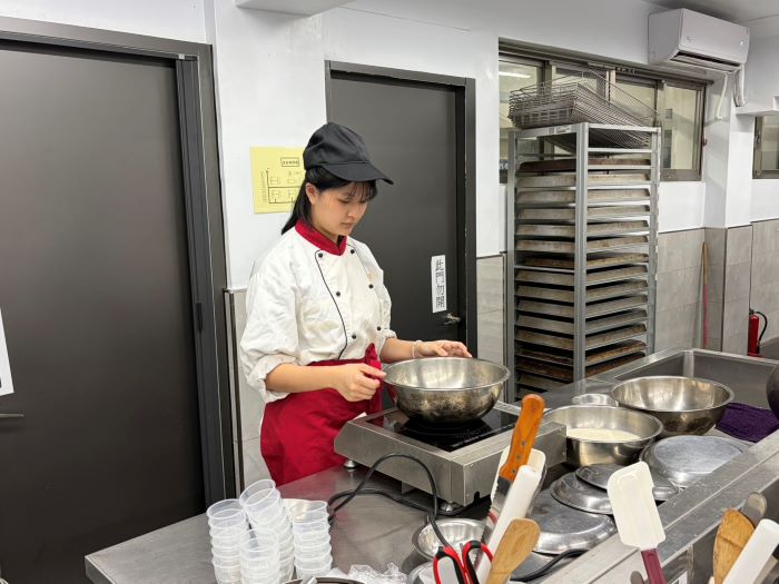 《圖說》樹人家商溫佳茹同學說，起初連基本蛋糕都失敗，在培訓與師長指導下技法大幅提升，「越練越能突破自己」。〈教育局提供〉