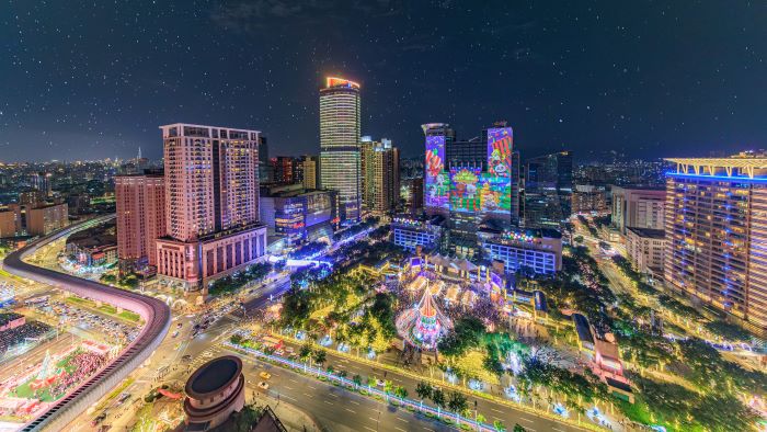 《圖說》新北市政府呼籲民眾善加利用大眾運輸前往各會場，共同維護活動品質，讓每一位遊客都能平安、順利、愉快地享受耶誕城的美好時光。〈觀旅局提供〉