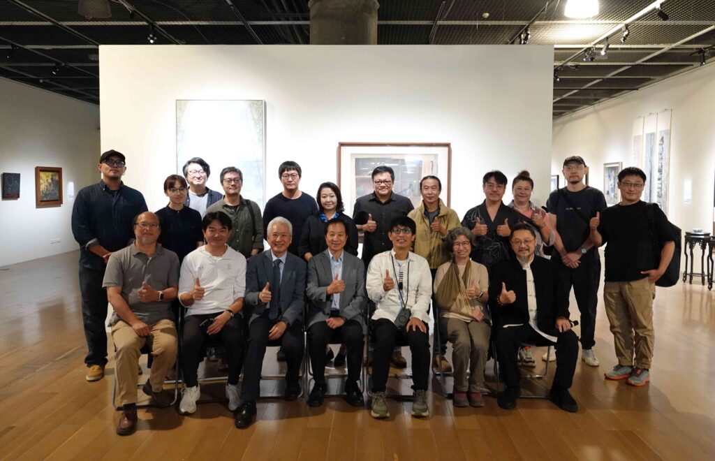 %E5%9C%96%E8%AA%AA%E4%BA%94%EF%BC%8C%E6%9D%8E%E6%80%9D%E8%B3%A2%E4%BB%A5%E3%80%8C%E8%B2%AB%E7%B2%BE%E9%BA%A4%E6%96%BC%E5%85%A7%E5%A4%96%EF%BC%8C%E6%9D%B1%E8%A5%BF%E6%AD%A4%E7%9B%B8%E9%80%A2%E3%80%8D%E7%9A%84%E6%9D%B1%E6%B5%B7%E6%A0%A1%E6%AD%8C%E6%AD%8C%E8%A9%9E%E7%82%BA%E5%B1%95%E9%A1%8C%EF%BC%8C%E6%84%8F%E6%8C%87%E8%97%9D%E8%A1%93%E5%89%B5%E4%BD%9C