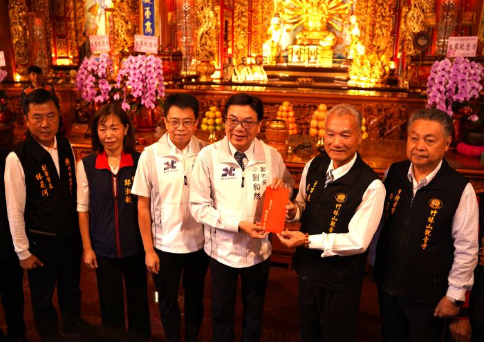 《圖說》新北市副市長劉和然代表市府致贈香油錢。〈環保局提供〉