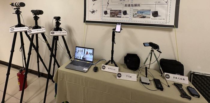《圖說》新北市警局展示全方位3D科技維安網使用設備。〈警察局提供〉