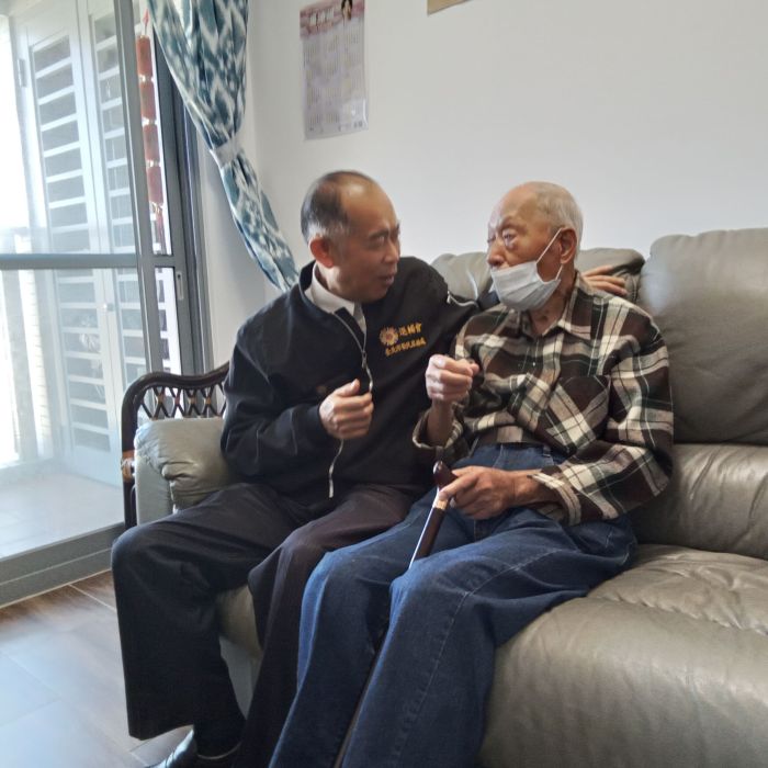 《圖說》臺北市榮服處副處長徐木生偕同仁關懷萬華區獨居年邁長者，轉達輔導會嚴主委關懷之意二。〈臺北市榮服處提供〉