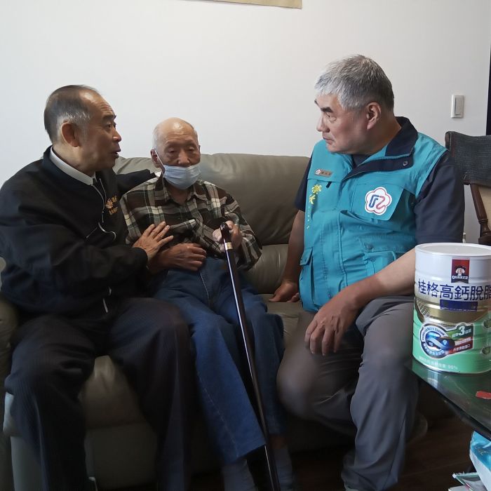 《圖說》臺北市榮服處副處長徐木生偕同仁關懷萬華區獨居年邁長者三。〈臺北市榮服處提供〉