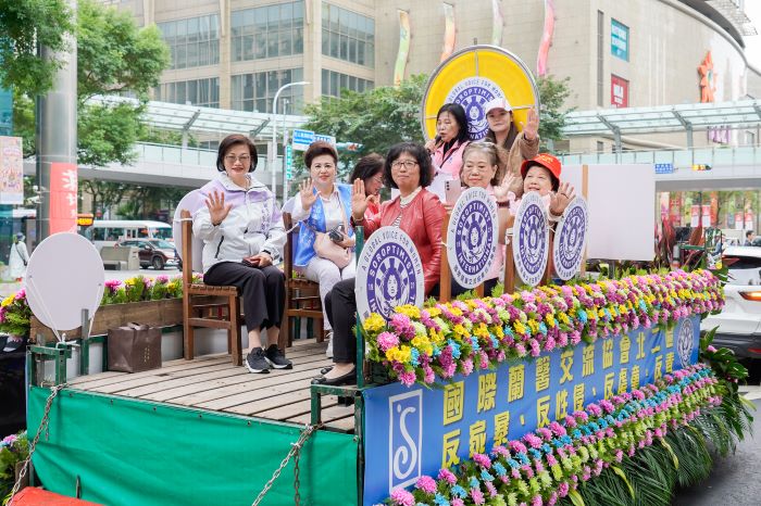 《圖說》反暴力行動車隊自板橋第一體育場出發，沿途穿梭板橋鬧區，社會局長李美珍(左1)及副局長許秀能(紅衣者)共同呼籲「暴力零容忍」。〈社會局提供〉