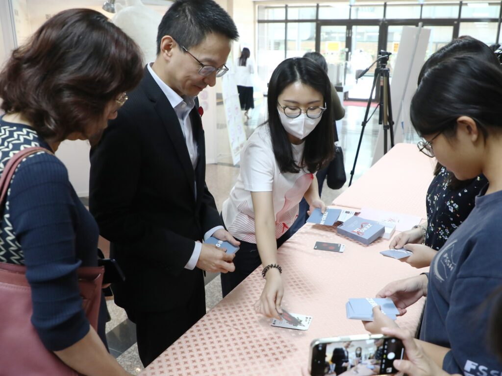 03 %E8%A1%9B%E7%A6%8F%E9%83%A8%E7%96%BE%E7%AE%A1%E7%BD%B2%E9%95%B7%E7%BE%85%E4%B8%80%E9%88%9E%E5%B7%A6%E4%BA%8C%E5%92%8C%E5%AD%B8%E7%94%9F%E4%B8%80%E8%B5%B7%E7%8E%A9HIV%E7%94%9F%E5%AD%98%E6%88%B0%E5%8D%A1%E7%89%8C%E3%80%82